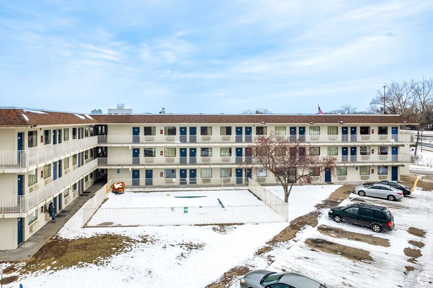 More Photos Of 2300 Cleveland Ave N, Saint Paul Hotel For Sale