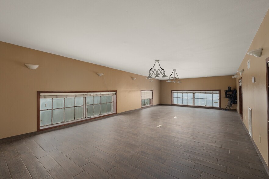 More Photos Of 101 N Val Verde Rd, Donna Warehouse For Sale