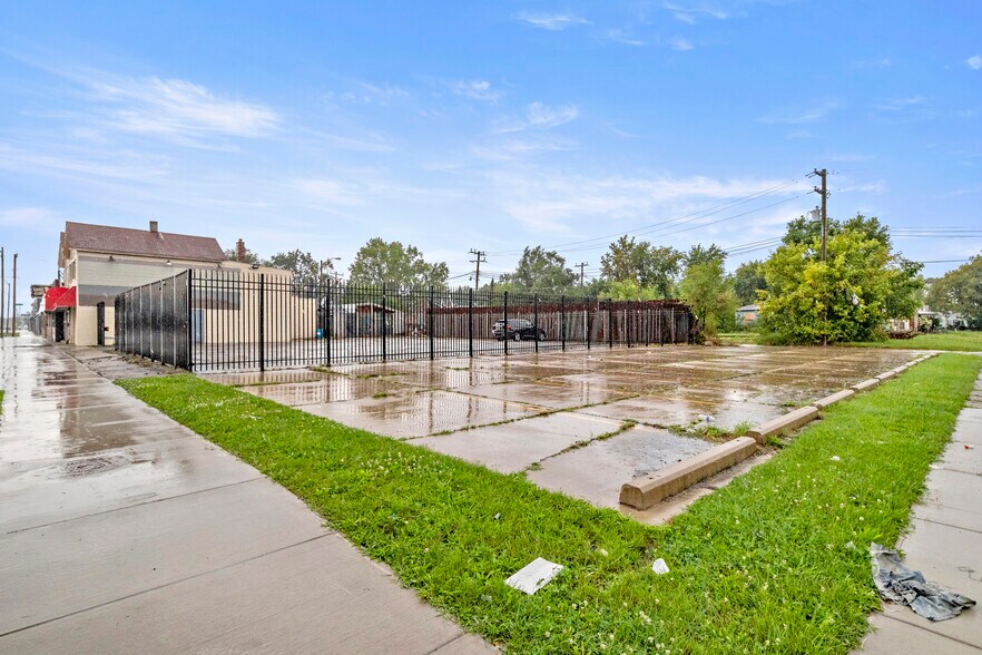 More Photos Of 19424 W Warren Ave, Detroit Storefront For Sale