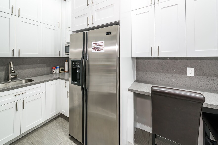 More Photos Of 1946 Tyler St, Hollywood Office For Sale