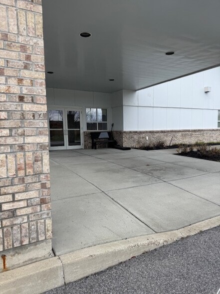 More Photos Of 73 Thompson St, South Burlington Flex For Sale