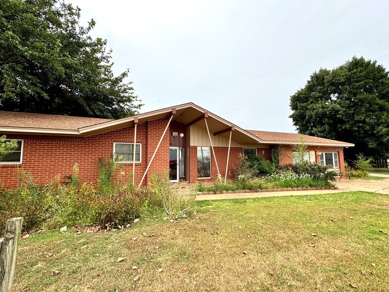More Photos Of 2804 S 4th St, Chickasha Office For Sale