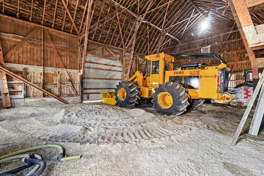 More Photos Of 4685 W US Route 20, Gibsonburg Light Distribution For Sale