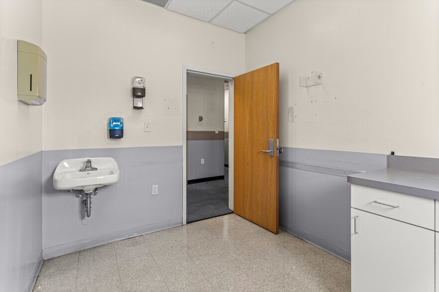 More Photos Of 18917 Joy Rd, Detroit Medical For Sale