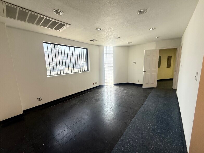 More Photos Of 1655 S Mojave Rd, Las Vegas Warehouse For Lease