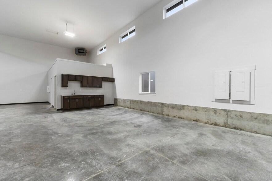 More Photos Of 3493 W Daugharty Loop, Hayden Industrial For Lease