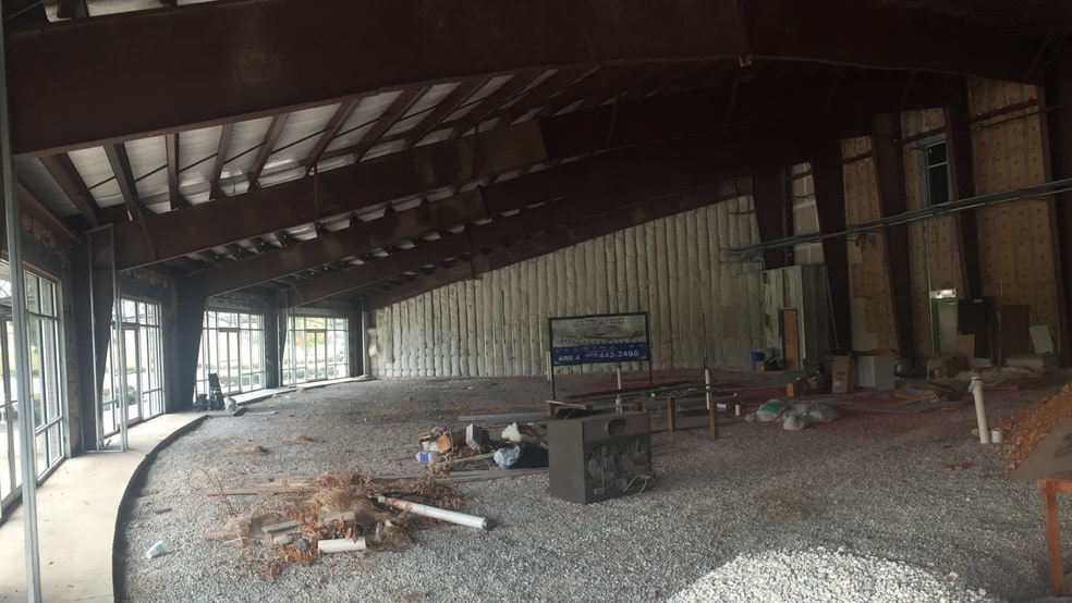 More Photos Of 1641 W 15th St, Fayetteville Freestanding For Lease