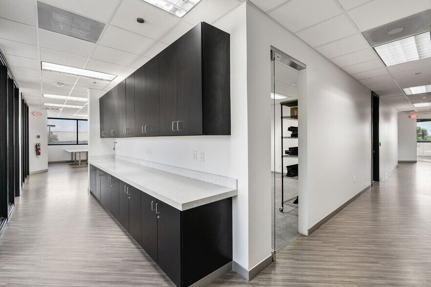 More Photos Of 15600-15650 N Black Canyon Hwy, Phoenix Office For Sale