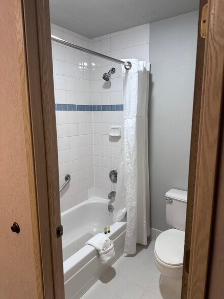 More Photos Of 1609 E Harbor St, Warrenton Hotel For Sale