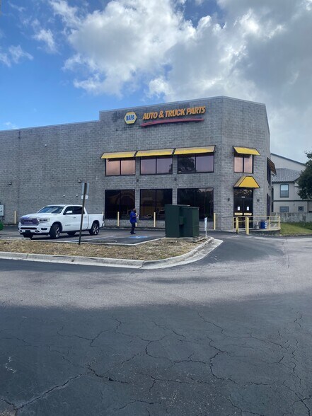 More Photos Of 8904 Regents Park Dr, Tampa Freestanding For Lease