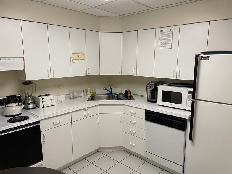 More Photos Of 28085 N Ashley Cir, Libertyville Medical For Sale