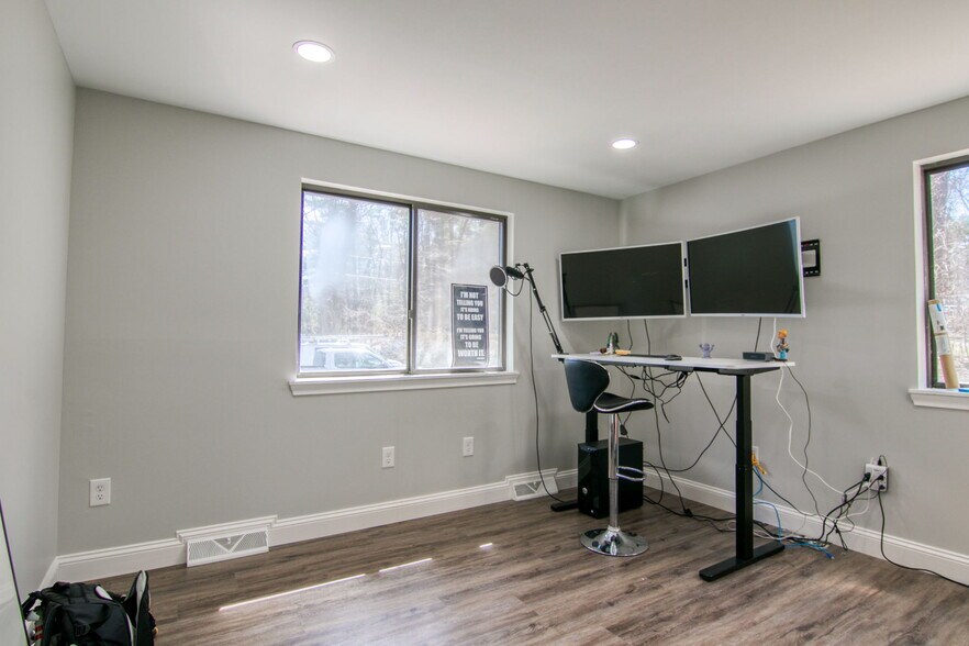 More Photos Of 2 Gordon St, Simsbury Office For Lease