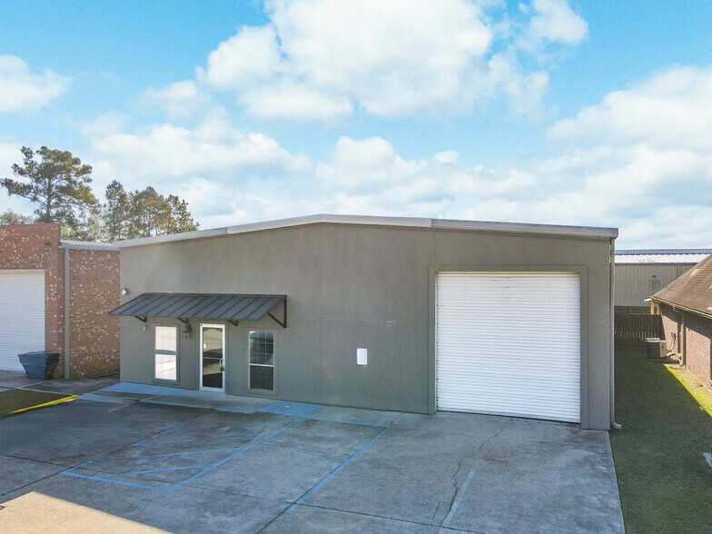 More Photos Of 211 Eastbank Dr, Gonzales Warehouse For Lease