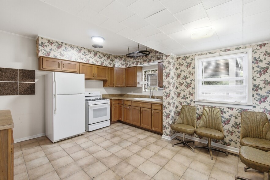 More Photos Of 6240 N Avondale Ave, Chicago Specialty For Sale