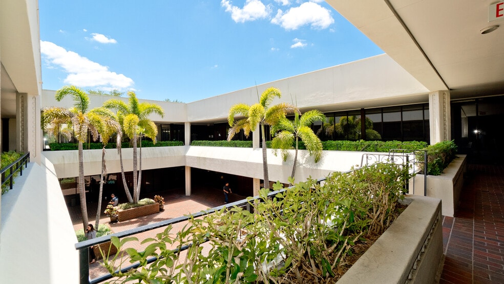 More Photos Of 2033 Wood St, Sarasota Medical For Lease