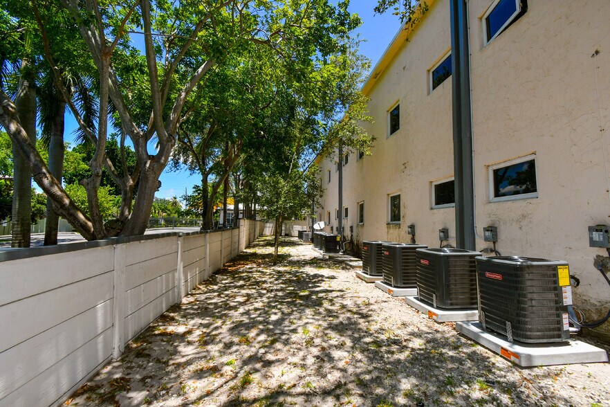 More Photos Of 900-902 SE 1st St, Pompano Beach Apartments For Sale