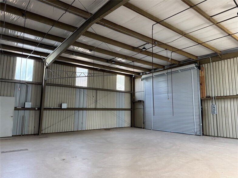 More Photos Of 419 SE 6th St, Williston Warehouse For Lease