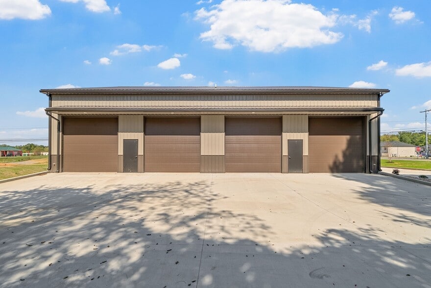 More Photos Of 1400 Dover Rd, Clarksville Showroom For Lease