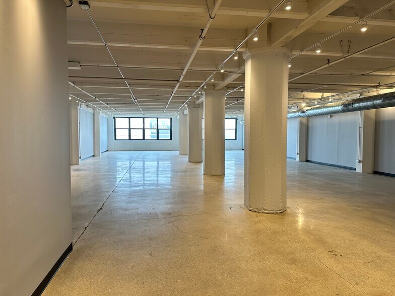 More Photos Of 329 W 18th St, Chicago Light Manufacturing For Lease