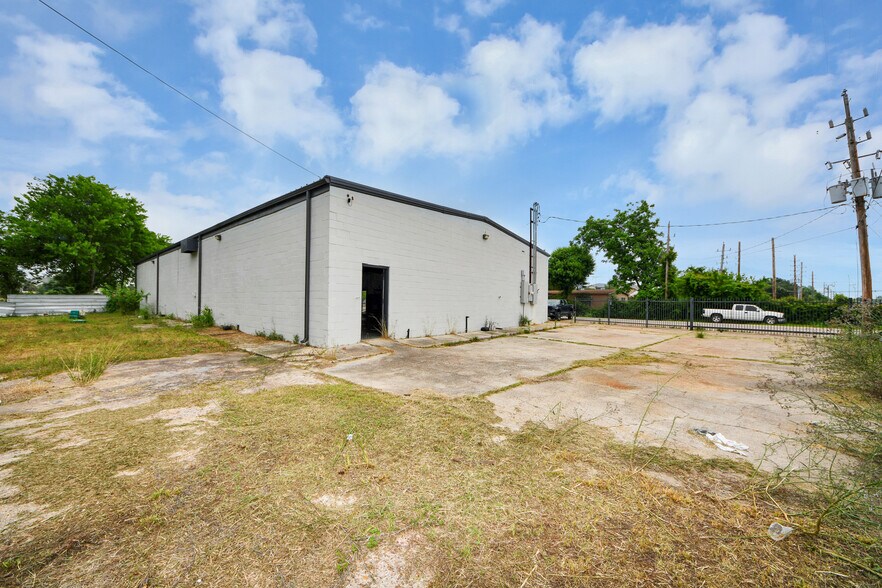 More Photos Of 8603 Shoal Creek Dr, Houston Warehouse For Sale