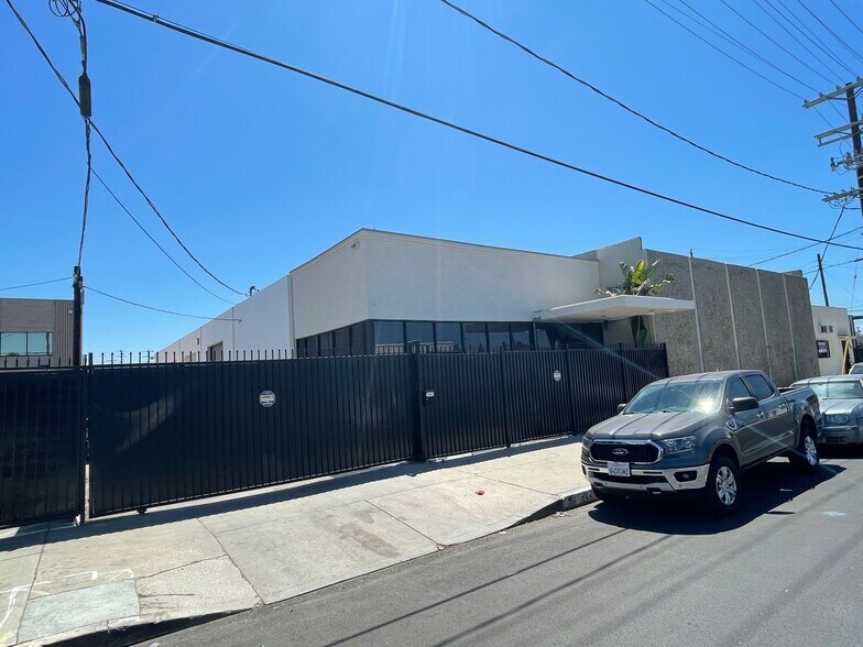 More Photos Of 7442 Varna Ave, North Hollywood Warehouse For Lease