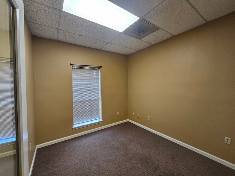 More Photos Of 14741 Pebble Bend Dr, Houston Loft Creative Space For Lease