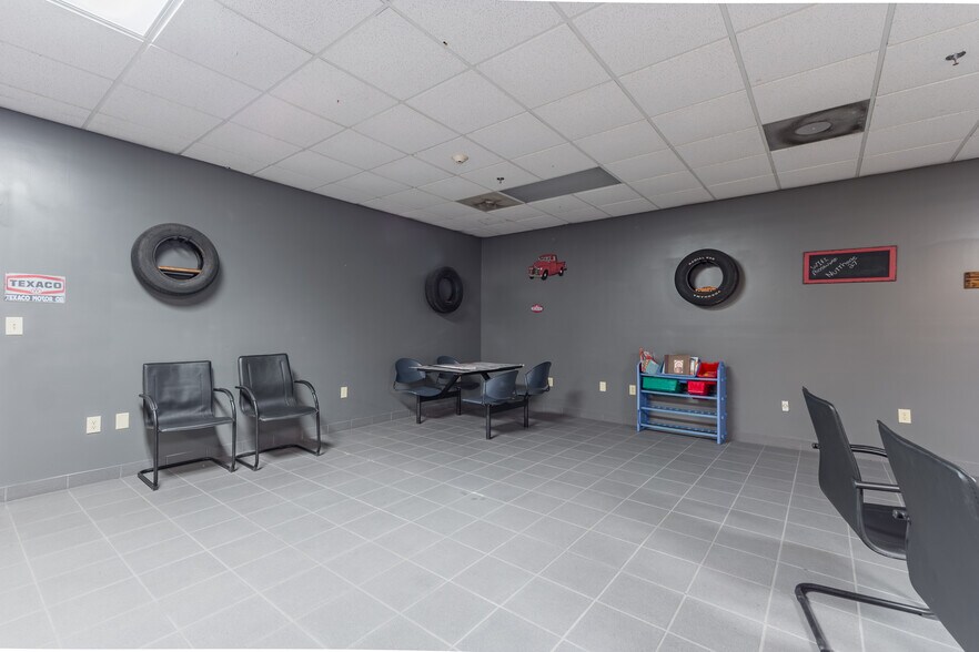 More Photos Of 111 N 12th St, West Columbia General Retail For Sale