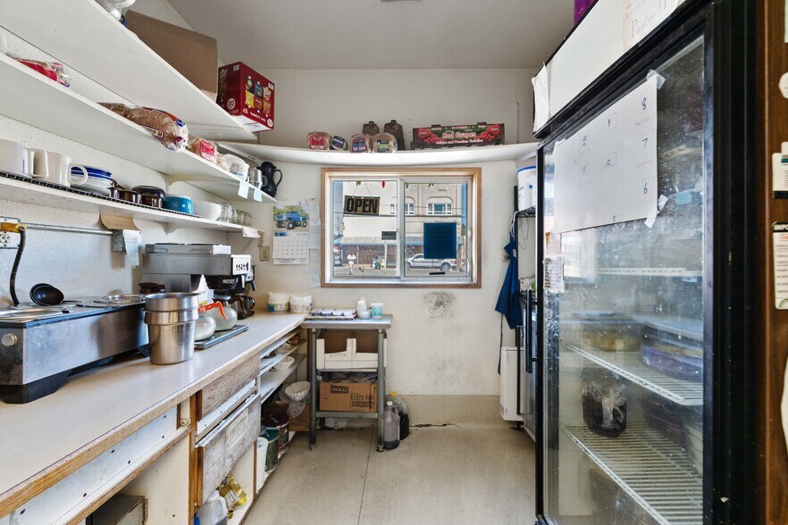 More Photos Of 29 W 1st St, Coquille Restaurant For Sale