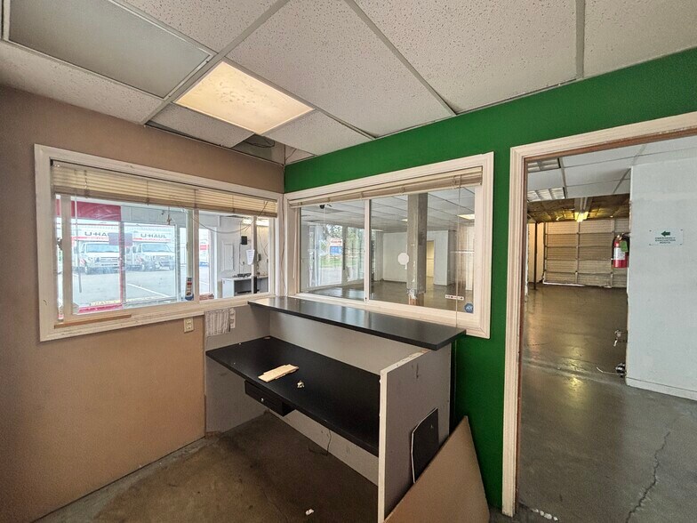 More Photos Of 2618 Cherry Ave NE, Salem Industrial For Sale