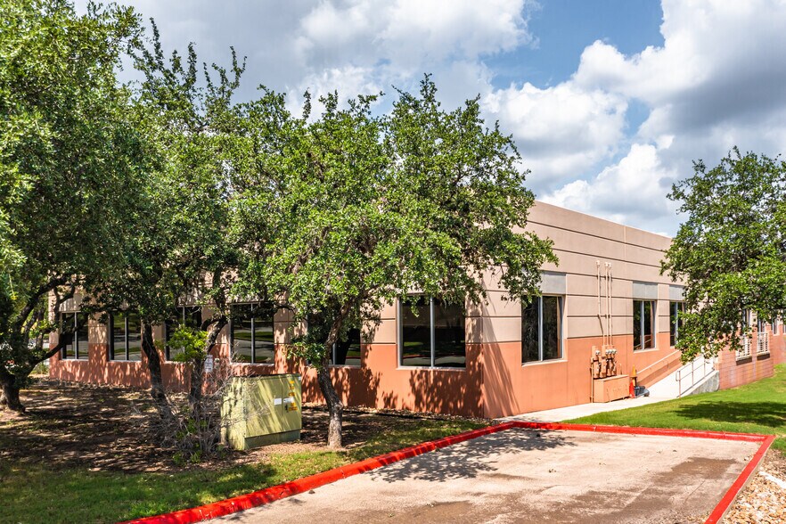 More Photos Of 300 E Sonterra Blvd, San Antonio Unknown For Lease