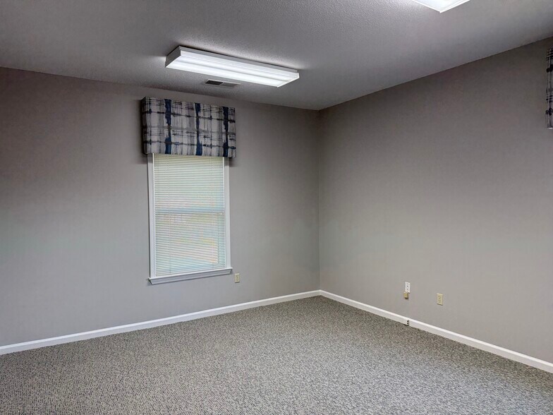More Photos Of 2820 Summer Oaks Dr, Bartlett Office For Sale