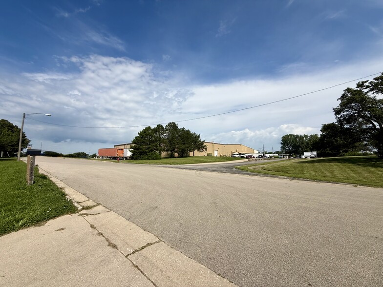 More Photos Of 1805 Industrial Park Dr, Normal Light Distribution For Lease