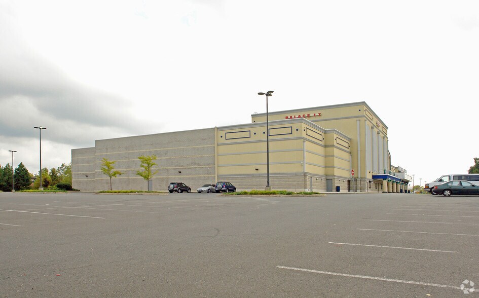 More Photos Of 330 New Park Ave, Hartford Movie Theatre For Lease