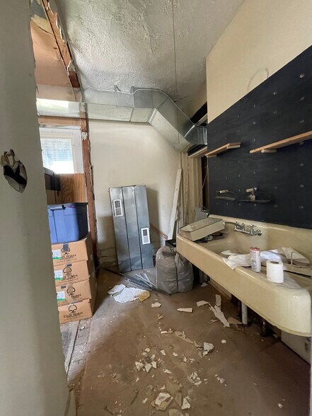 More Photos Of 401-403 Elm St, Ludlow Storefront Retail Residential For Sale