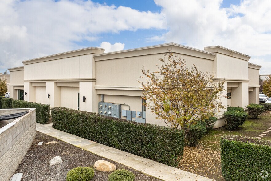 More Photos Of 1969 Hillman St, Tulare Office For Lease