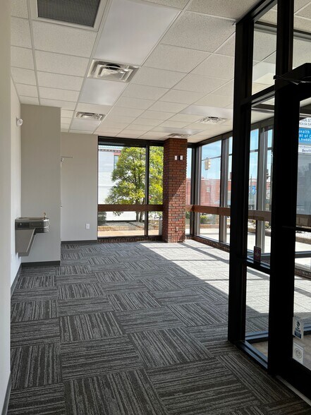 More Photos Of 320 W Main St, Wytheville Bank For Lease