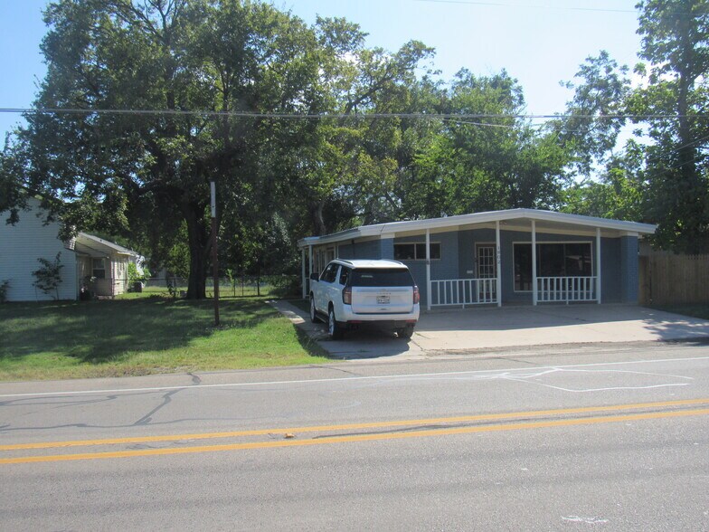 More Photos Of 1802 N Center St, Bonham Office For Sale