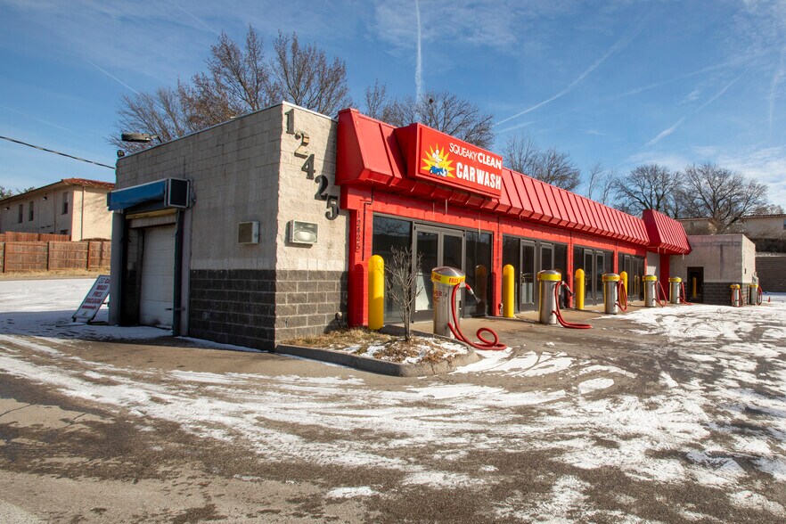 Primary Photo Of 12425 Dorsett Rd, Maryland Heights Carwash For Sale
