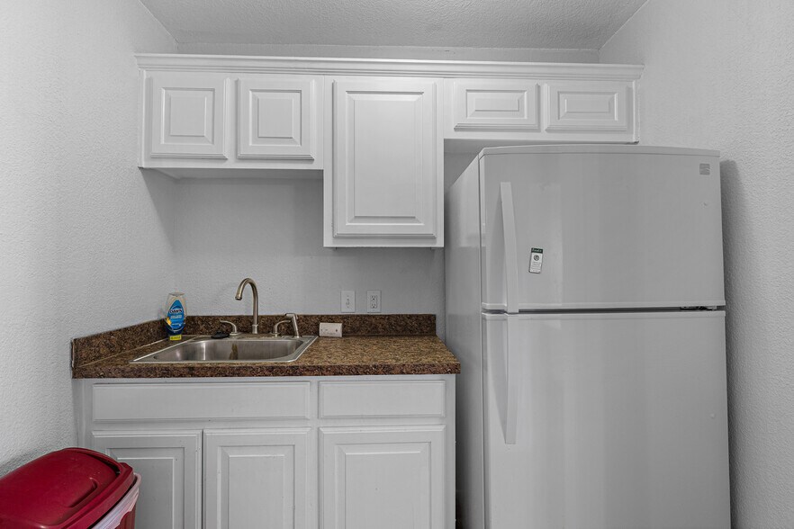More Photos Of 208 S 31st St, Corsicana Flex For Sale