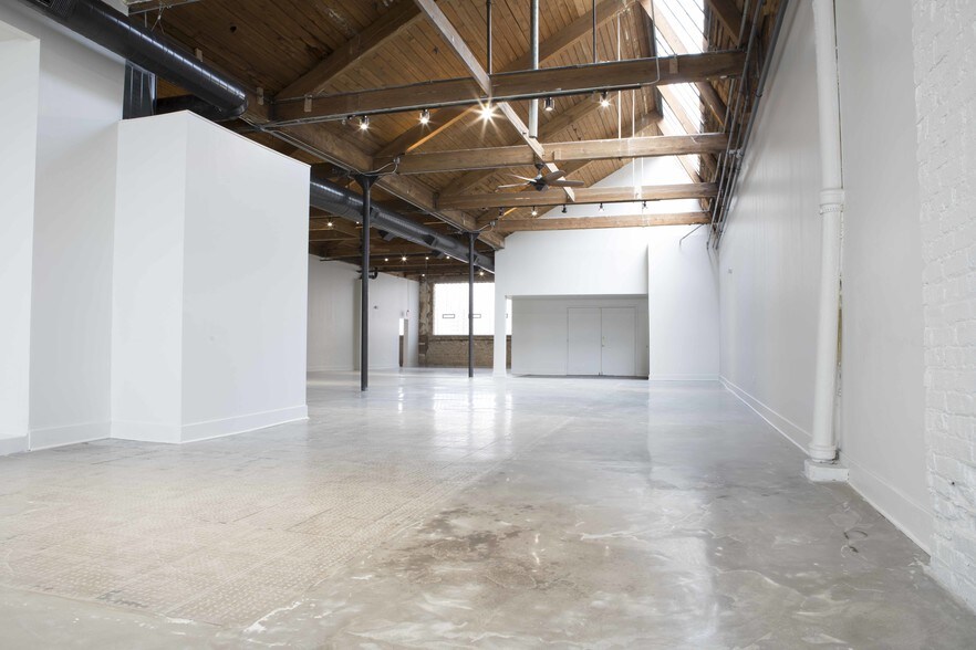 More Photos Of 309-319 N Justine St, Chicago Showroom For Lease