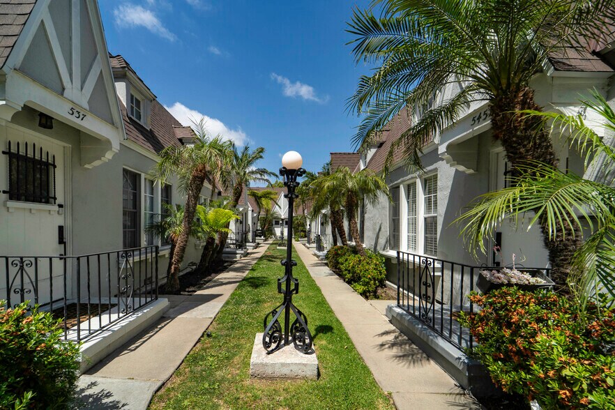 More Photos Of 537-545 1/2 N Orange Dr, Los Angeles Apartments For Sale