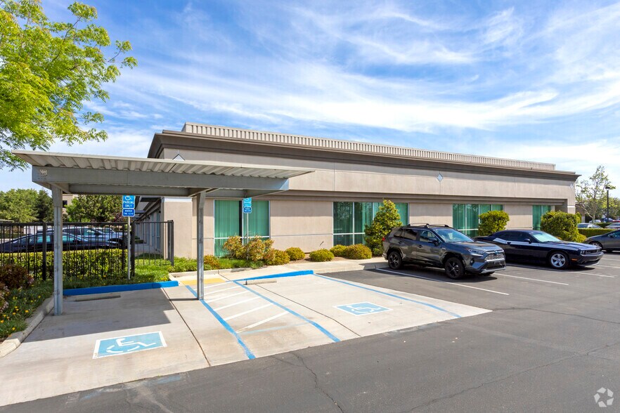 More Photos Of 7485 N Palm Ave, Fresno Office For Lease
