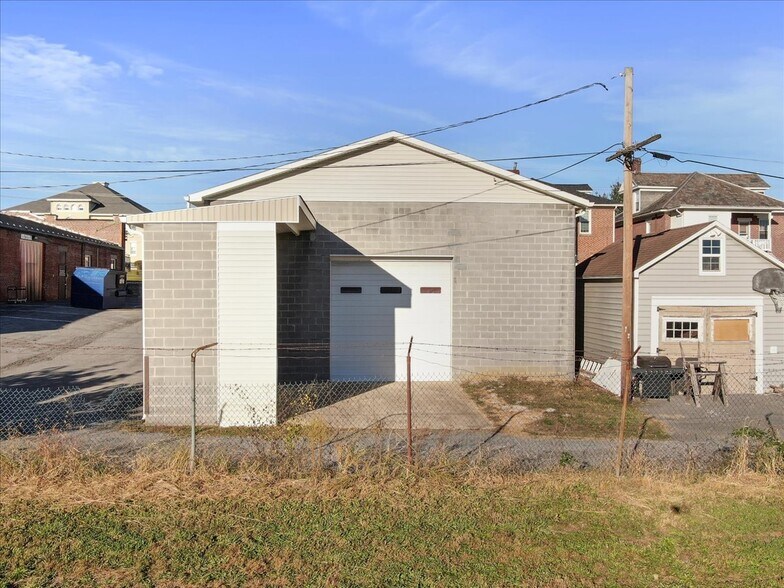 More Photos Of 128 W 3rd St, Waynesboro Freestanding For Sale