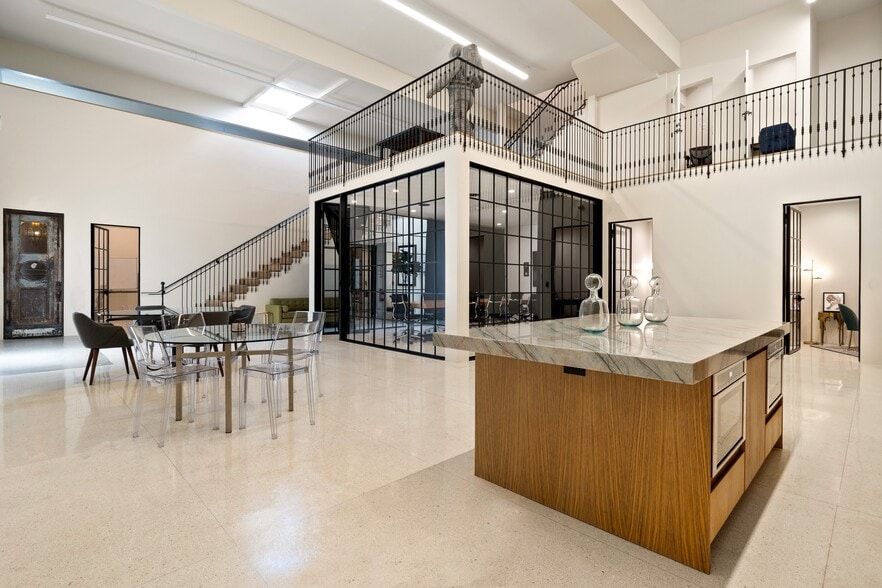 More Photos Of 7207 Melrose Ave, Los Angeles Storefront Retail Office For Lease