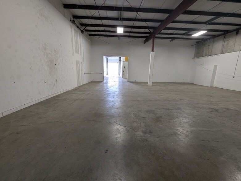 More Photos Of 3100 101st St, Urbandale Warehouse For Lease