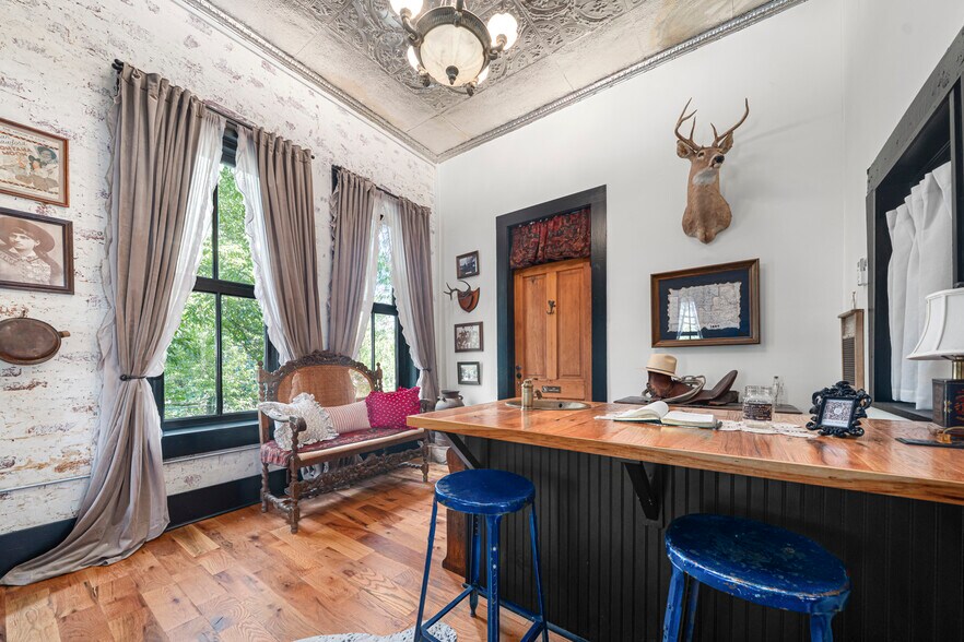 More Photos Of 411 E Front Ave, Chester Hotel For Sale