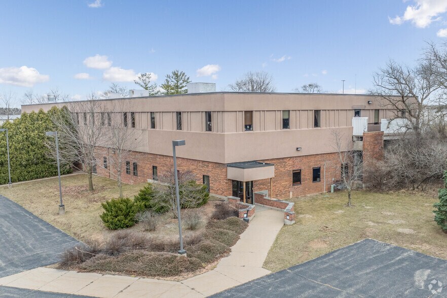 Primary Photo Of 1661 Summit Dr, Fort Atkinson Light Manufacturing For Sale