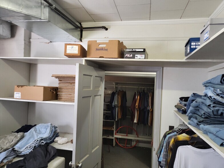 More Photos Of 212 S Broad St, Gastonia General Retail For Sale