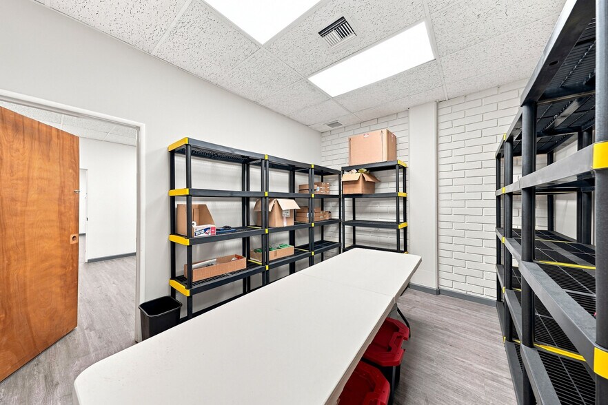 More Photos Of 2333 Beverly Blvd, Los Angeles Office For Lease