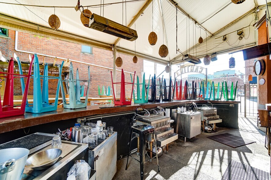 More Photos Of 491 Park St, Columbus Bar For Lease